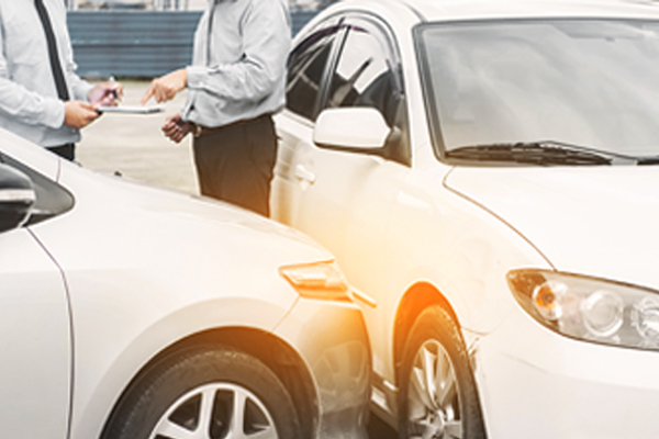 Zwei kollidierte Autos mit Blechschaden