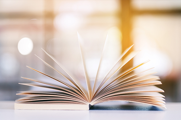 Offenes Buch auf einem Tisch